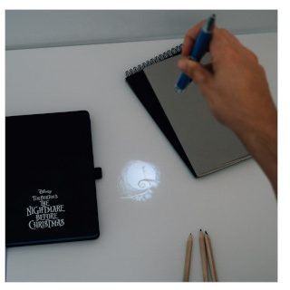 cuaderno-tapa-forrada-a5-con-boligrafo-proyector-disney-pesadilla-antes-de-navidad-papelería-telli